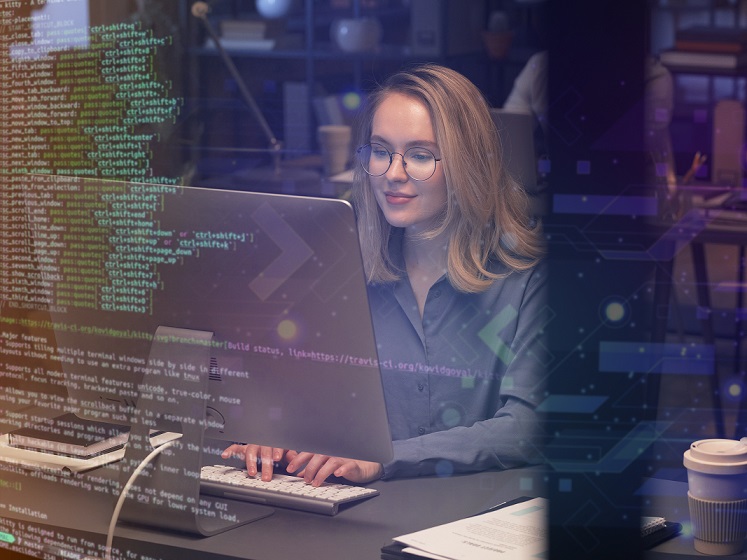 personne-travaillant-html-sur-ordinateur personne-travaillant-html-sur-ordinateur